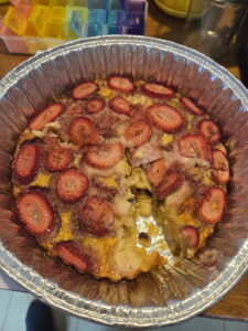 תבשילים וסכינים.